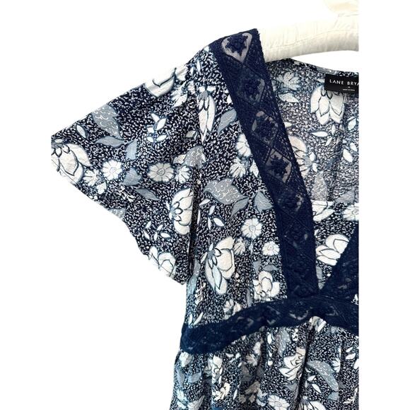 LANE BRYANT | Blue White Floral Blouse Boho Short Sleeve Lace Trim Top | Size 18 - Picture 3 of 7